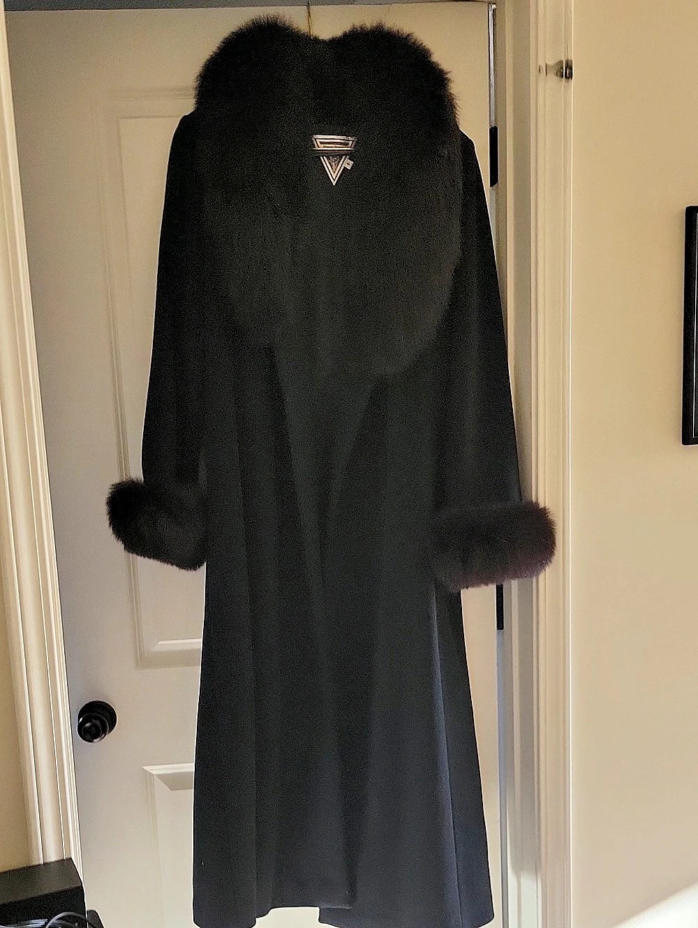 Marilyn Richards Fur-Trim Cape in Black Size 6 Like New